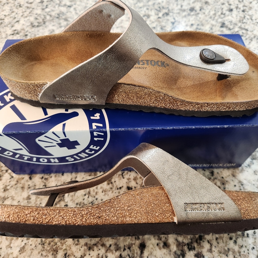 Antique gold almost NEW Birkenstock Gizeh in Graceful Taupe EU 40/US 9.5